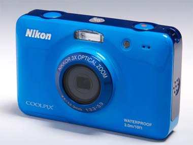 子どもと遊べる”楽しい防水カメラ 「COOLPIX S30」（1/3 ページ
